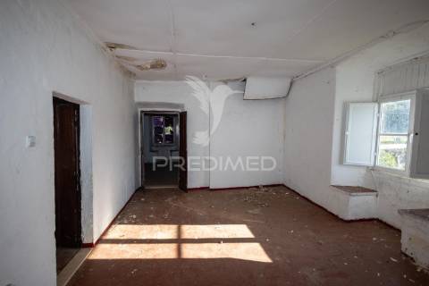 Prédio t5 com quintal, para remodelação em vila viçosa