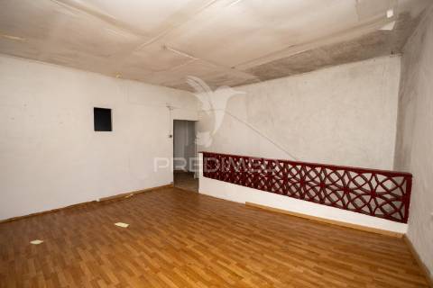 Prédio t5 com quintal, para remodelação em vila viçosa