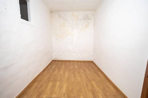Prédio t5 com quintal, para remodelação em vila viçosa
