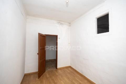 Prédio t5 com quintal, para remodelação em vila viçosa