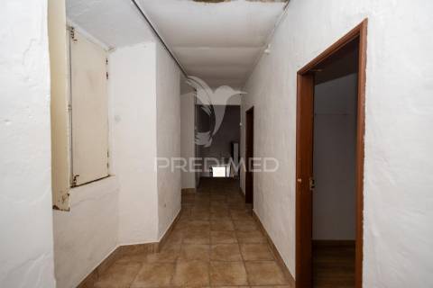 Prédio t5 com quintal, para remodelação em vila viçosa
