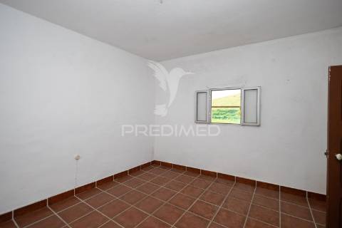 Prédio t5 com quintal, para remodelação em vila viçosa