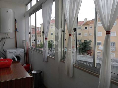 Apartamento t2 mobilado e equipado, com 2 frentes, marquise e varanda com vista rio.