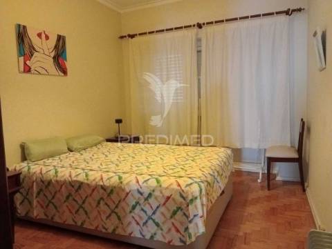 Apartamento t2 mobilado e equipado, com 2 frentes, marquise e varanda com vista rio.