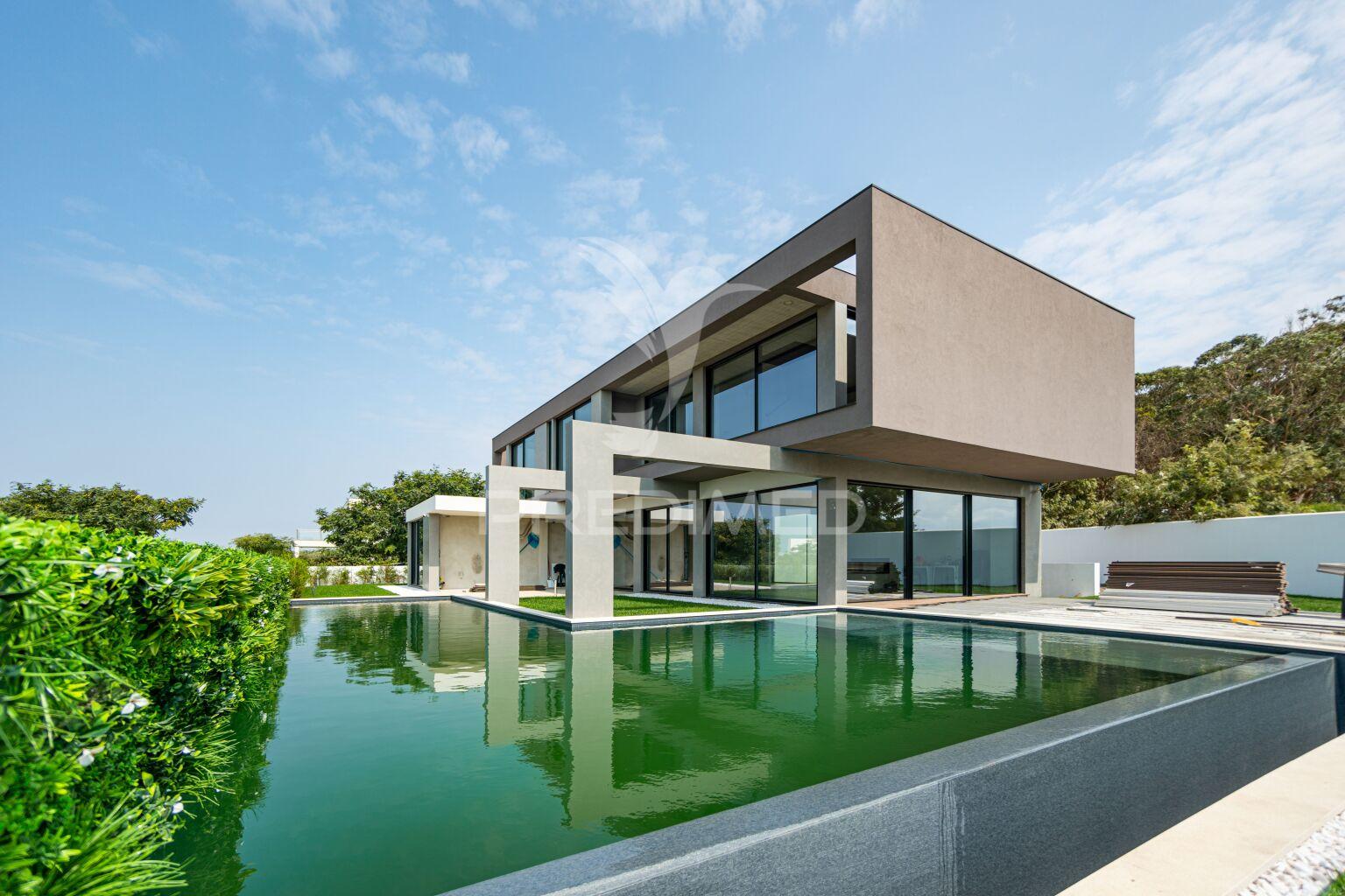 Moradia com acabamentos de luxo, jardim e piscina