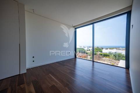 Moradia com acabamentos de luxo, jardim e piscina