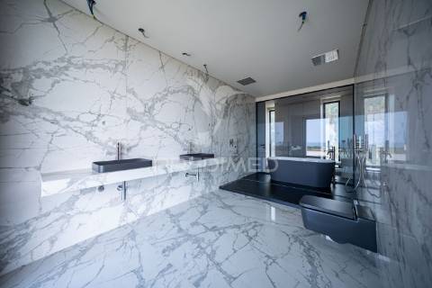 Moradia com acabamentos de luxo, jardim e piscina