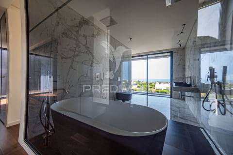 Moradia com acabamentos de luxo, jardim e piscina