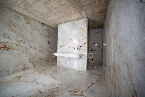 Moradia com acabamentos de luxo, jardim e piscina