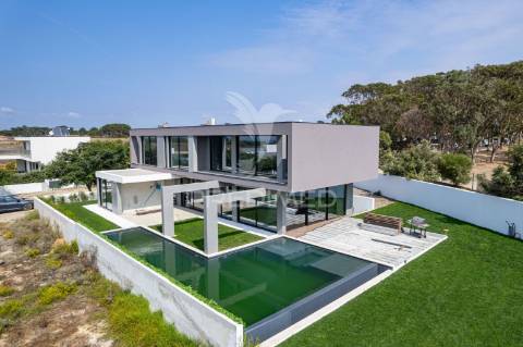 Moradia com acabamentos de luxo, jardim e piscina