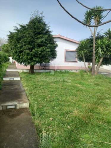 Casa térrea com excelente espaço exterior – 3 quartos