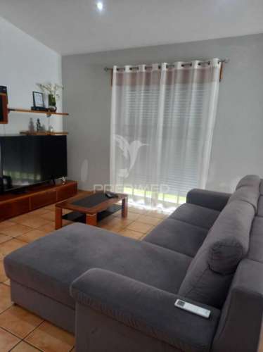 Casa térrea com excelente espaço exterior – 3 quartos