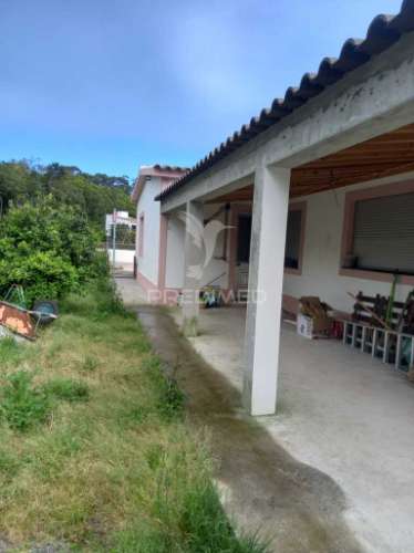 Casa térrea com excelente espaço exterior – 3 quartos