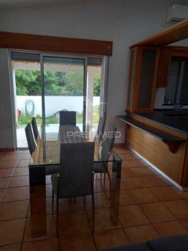 Casa térrea com excelente espaço exterior – 3 quartos