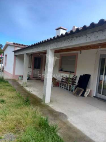 Casa térrea com excelente espaço exterior – 3 quartos
