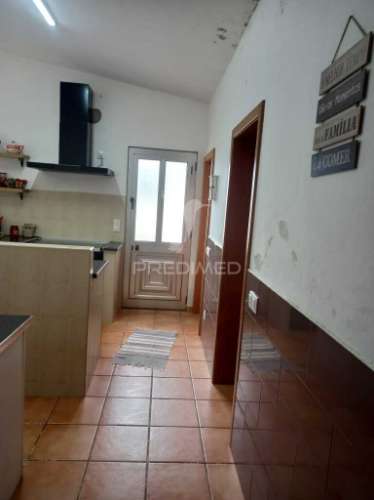 Casa térrea com excelente espaço exterior – 3 quartos