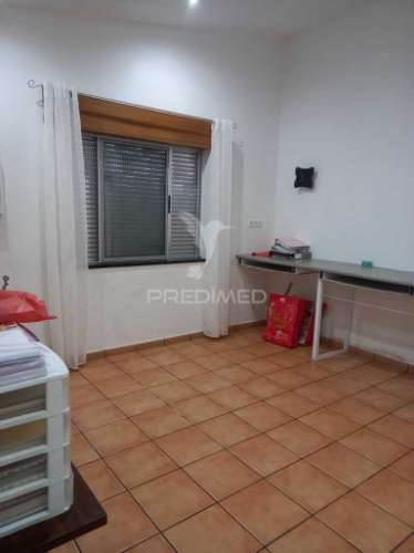Casa térrea com excelente espaço exterior – 3 quartos