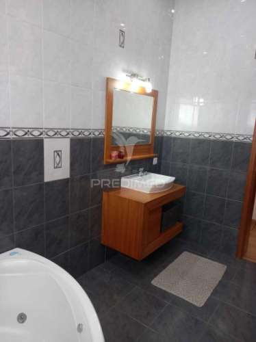 Casa térrea com excelente espaço exterior – 3 quartos