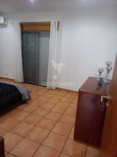 Casa térrea com excelente espaço exterior – 3 quartos
