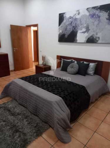 Casa térrea com excelente espaço exterior – 3 quartos