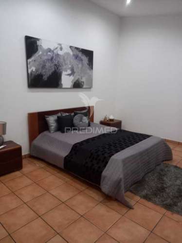 Casa térrea com excelente espaço exterior – 3 quartos