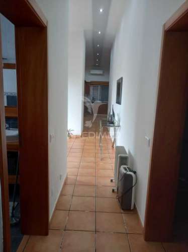 Casa térrea com excelente espaço exterior – 3 quartos