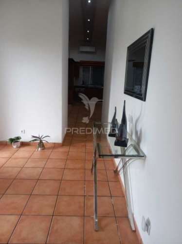 Casa térrea com excelente espaço exterior – 3 quartos