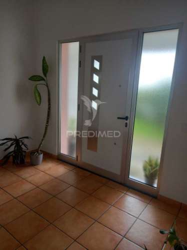 Casa térrea com excelente espaço exterior – 3 quartos