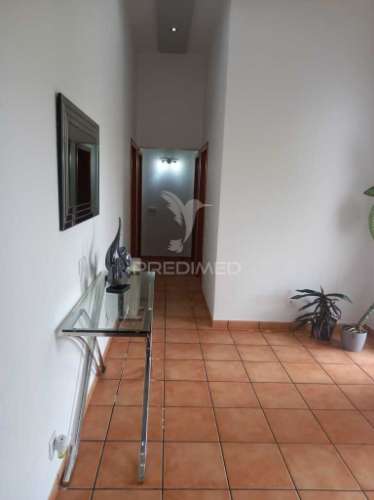 Casa térrea com excelente espaço exterior – 3 quartos