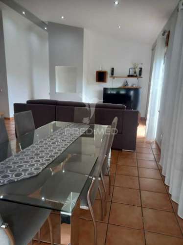 Casa térrea com excelente espaço exterior – 3 quartos