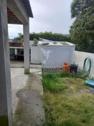 Casa térrea com excelente espaço exterior – 3 quartos