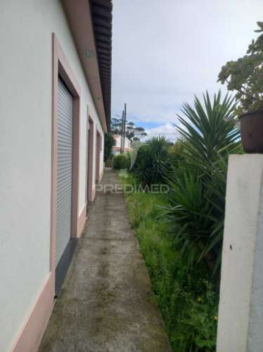 Casa térrea com excelente espaço exterior – 3 quartos