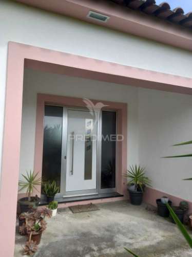 Casa térrea com excelente espaço exterior – 3 quartos