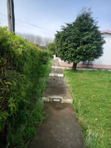Casa térrea com excelente espaço exterior – 3 quartos