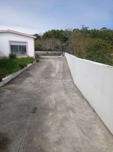 Casa térrea com excelente espaço exterior – 3 quartos