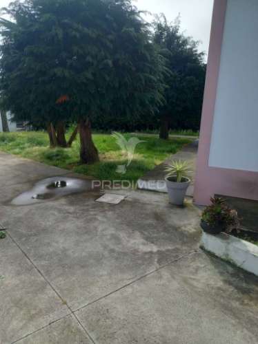 Casa térrea com excelente espaço exterior – 3 quartos
