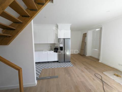 Apartamento t1 em edifício pombalino, centro, vista rio.