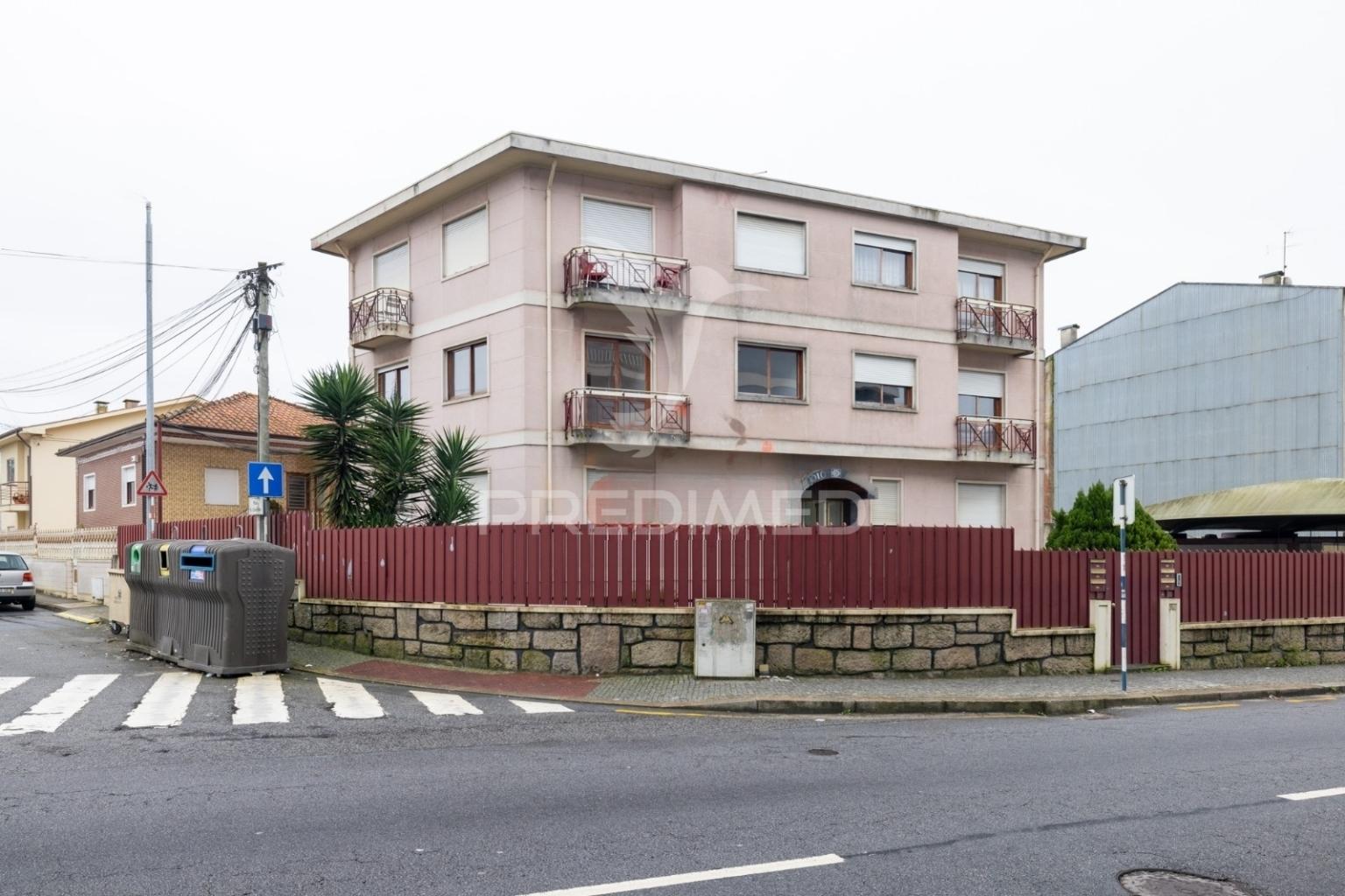 Apartamento t1+1 com garagem / armazém - gondomar
