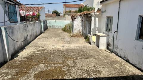 Moradia t4 com logradouro
