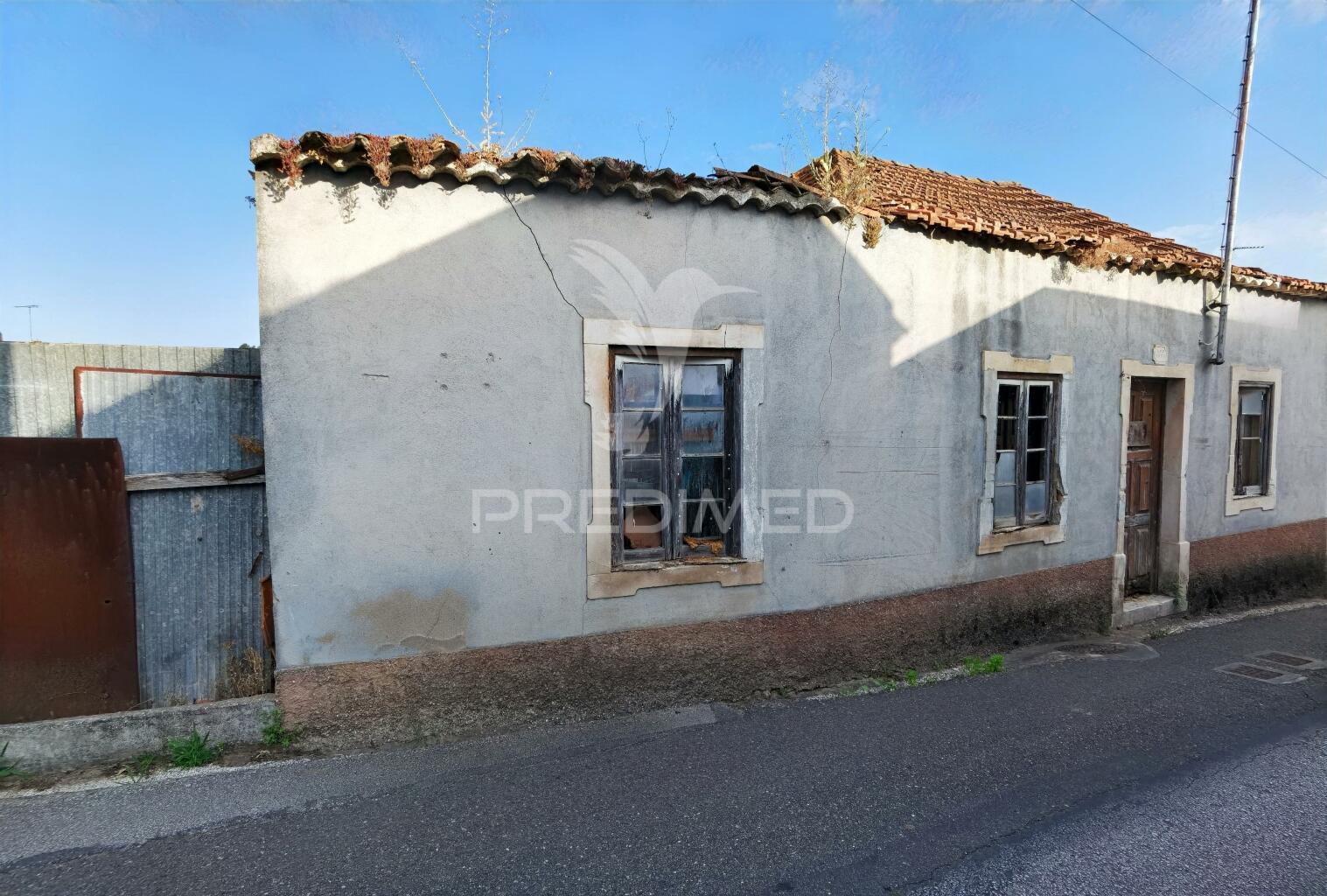 Moradia t2 para restaurar arneiro das milhariças / santarém