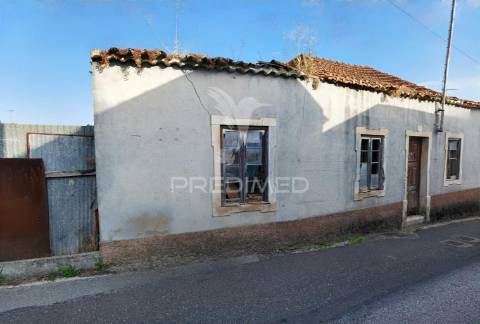 Moradia t2 para restaurar arneiro das milhariças / santarém