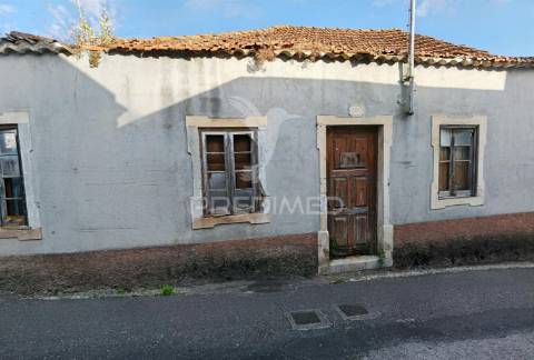 Moradia t2 para restaurar arneiro das milhariças / santarém