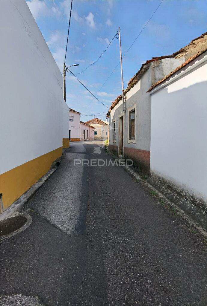 Moradia t2 para restaurar arneiro das milhariças / santarém