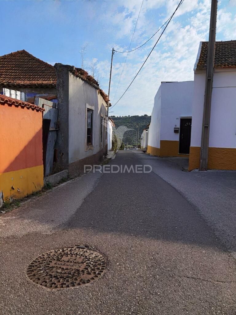 Moradia t2 para restaurar arneiro das milhariças / santarém