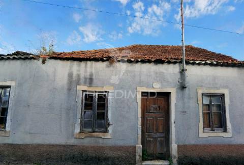 Moradia t2 para restaurar arneiro das milhariças / santarém
