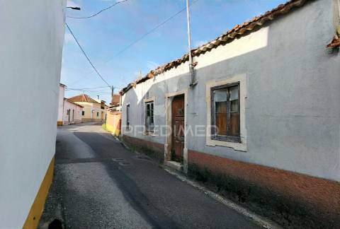 Moradia t2 para restaurar arneiro das milhariças / santarém