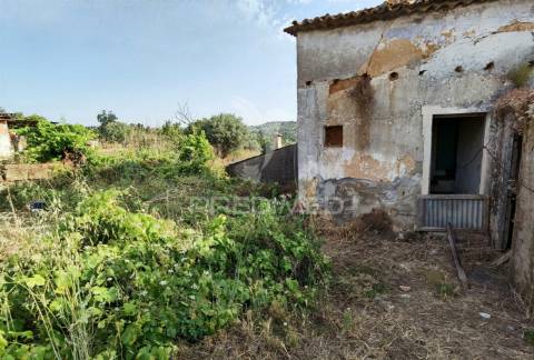Moradia t2 para restaurar arneiro das milhariças / santarém