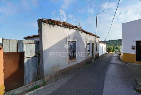 Moradia t2 para restaurar arneiro das milhariças / santarém