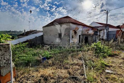 Moradia t2 para restaurar arneiro das milhariças / santarém