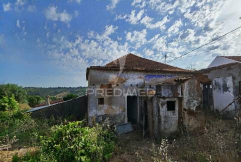 Moradia t2 para restaurar arneiro das milhariças / santarém